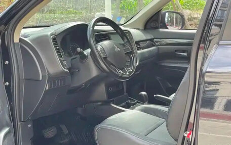 Mitsubishi Outlander III рестайлинг 3, 2022 год, 2 000 000 рублей, 10 фотография