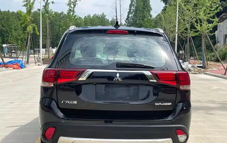 Mitsubishi Outlander III рестайлинг 3, 2022 год, 2 000 000 рублей, 6 фотография