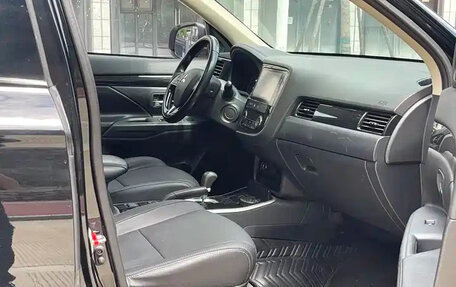 Mitsubishi Outlander III рестайлинг 3, 2022 год, 2 000 000 рублей, 8 фотография