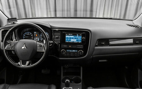Mitsubishi Outlander III рестайлинг 3, 2016 год, 2 270 000 рублей, 8 фотография