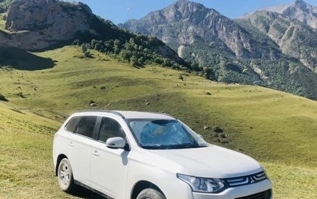 Mitsubishi Outlander III рестайлинг 3, 2012 год, 1 499 000 рублей, 4 фотография