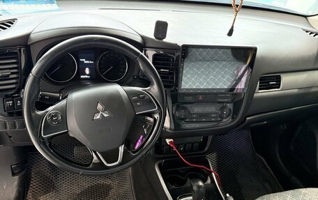 Mitsubishi Outlander III рестайлинг 3, 2017 год, 1 799 000 рублей, 3 фотография