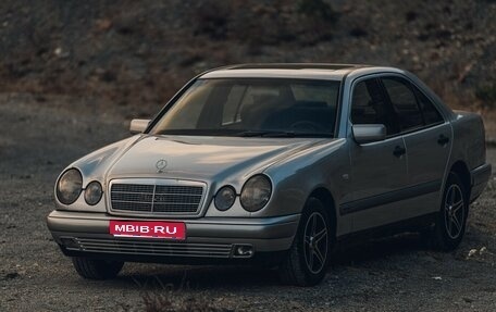 Mercedes-Benz E-Класс, 1997 год, 550 000 рублей, 1 фотография