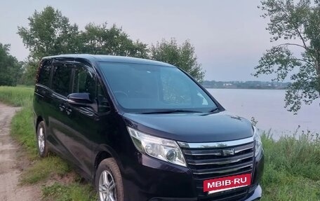 Toyota Noah III, 2015 год, 1 750 000 рублей, 4 фотография