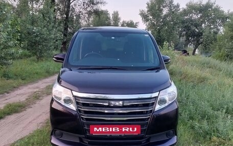 Toyota Noah III, 2015 год, 1 750 000 рублей, 6 фотография