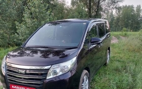 Toyota Noah III, 2015 год, 1 750 000 рублей, 5 фотография