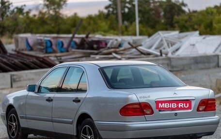 Mercedes-Benz E-Класс, 1997 год, 550 000 рублей, 3 фотография