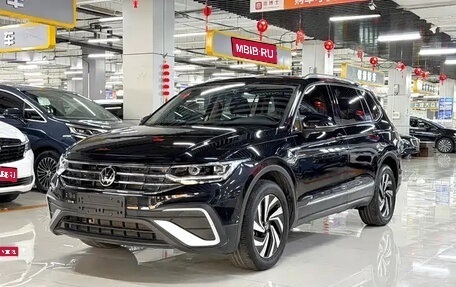 Volkswagen Tiguan II, 2022 год, 2 600 000 рублей, 1 фотография