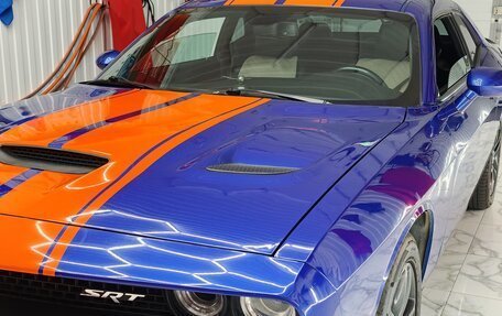 Dodge Challenger III рестайлинг 2, 2018 год, 3 650 000 рублей, 10 фотография