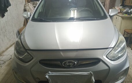 Hyundai Solaris II рестайлинг, 2012 год, 800 000 рублей, 3 фотография