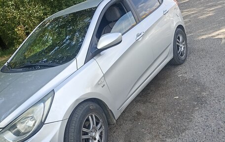 Hyundai Solaris II рестайлинг, 2012 год, 800 000 рублей, 4 фотография