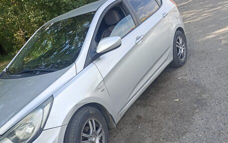 Hyundai Solaris II рестайлинг, 2012 год, 800 000 рублей, 2 фотография