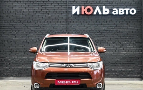 Mitsubishi Outlander III рестайлинг 3, 2013 год, 950 000 рублей, 2 фотография