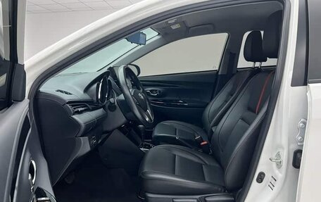 Toyota Yaris XP150 рестайлинг, 2022 год, 940 000 рублей, 15 фотография