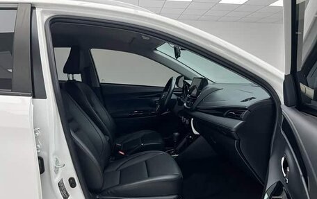 Toyota Yaris XP150 рестайлинг, 2022 год, 940 000 рублей, 17 фотография