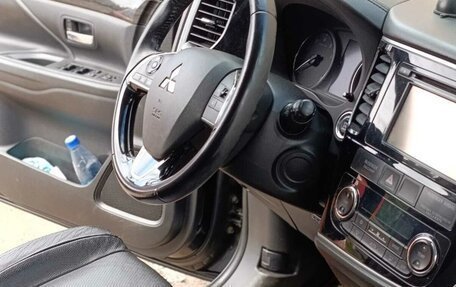 Mitsubishi Outlander III рестайлинг 3, 2015 год, 1 300 000 рублей, 8 фотография