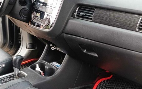 Mitsubishi Outlander III рестайлинг 3, 2015 год, 1 300 000 рублей, 10 фотография