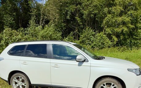 Mitsubishi Outlander III рестайлинг 3, 2013 год, 1 430 000 рублей, 2 фотография