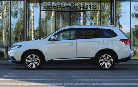 Mitsubishi Outlander III рестайлинг 3, 2018 год, 1 990 000 рублей, 2 фотография