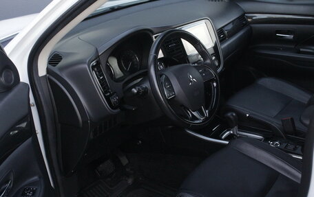 Mitsubishi Outlander III рестайлинг 3, 2018 год, 1 990 000 рублей, 5 фотография