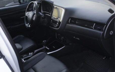 Mitsubishi Outlander III рестайлинг 3, 2018 год, 1 990 000 рублей, 8 фотография