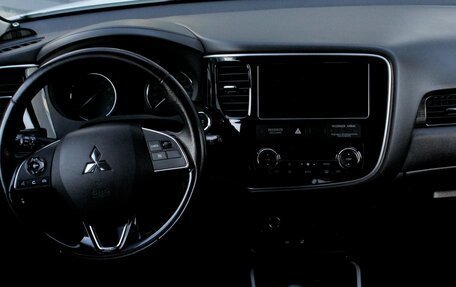 Mitsubishi Outlander III рестайлинг 3, 2018 год, 1 990 000 рублей, 6 фотография