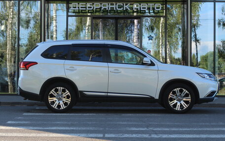 Mitsubishi Outlander III рестайлинг 3, 2018 год, 1 990 000 рублей, 4 фотография