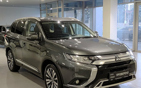 Mitsubishi Outlander III рестайлинг 3, 2020 год, 2 406 000 рублей, 3 фотография