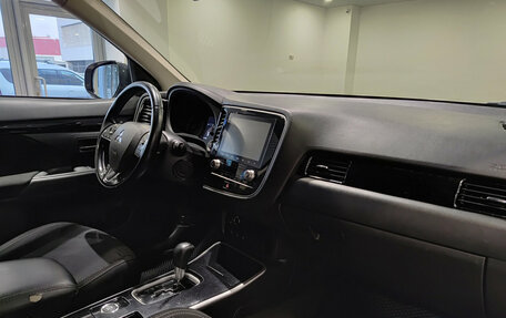 Mitsubishi Outlander III рестайлинг 3, 2020 год, 2 406 000 рублей, 13 фотография