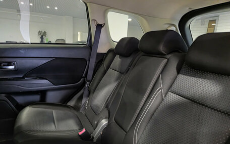 Mitsubishi Outlander III рестайлинг 3, 2020 год, 2 406 000 рублей, 15 фотография