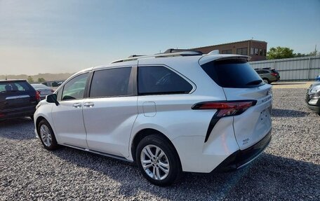 Toyota Sienna, 2024 год, 7 258 000 рублей, 2 фотография