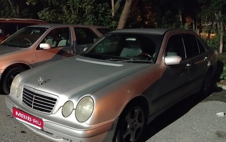 Mercedes-Benz E-Класс, 2000 год, 550 000 рублей, 3 фотография