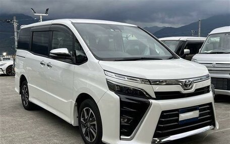 Toyota Voxy III, 2021 год, 1 715 000 рублей, 1 фотография