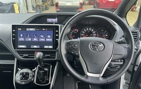 Toyota Voxy III, 2021 год, 1 715 000 рублей, 8 фотография
