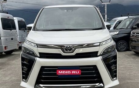 Toyota Voxy III, 2021 год, 1 715 000 рублей, 2 фотография