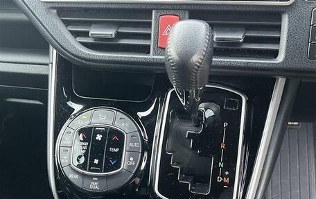 Toyota Voxy III, 2021 год, 1 715 000 рублей, 12 фотография