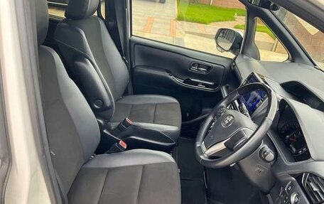 Toyota Noah III, 2021 год, 1 750 000 рублей, 7 фотография