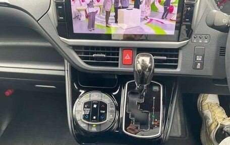 Toyota Noah III, 2021 год, 1 750 000 рублей, 10 фотография