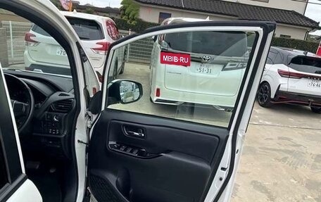 Toyota Noah III, 2021 год, 1 750 000 рублей, 12 фотография