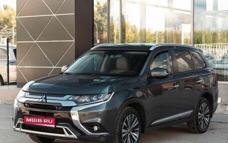 Mitsubishi Outlander III рестайлинг 3, 2019 год, 2 050 000 рублей, 1 фотография