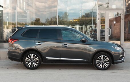 Mitsubishi Outlander III рестайлинг 3, 2019 год, 2 050 000 рублей, 4 фотография