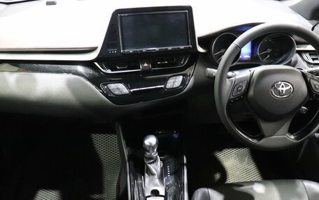 Toyota C-HR I рестайлинг, 2017 год, 1 715 000 рублей, 14 фотография
