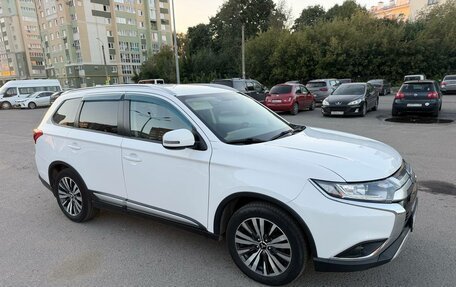 Mitsubishi Outlander III рестайлинг 3, 2019 год, 2 150 000 рублей, 3 фотография