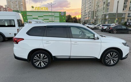 Mitsubishi Outlander III рестайлинг 3, 2019 год, 2 150 000 рублей, 5 фотография