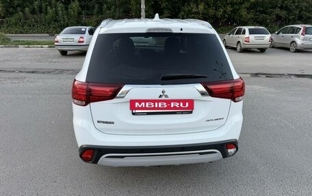Mitsubishi Outlander III рестайлинг 3, 2019 год, 2 150 000 рублей, 6 фотография