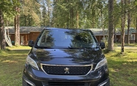 Peugeot Traveller I, 2018 год, 2 200 000 рублей, 1 фотография