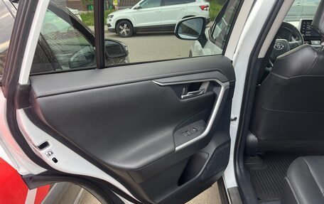 Toyota RAV4, 2021 год, 2 500 000 рублей, 21 фотография