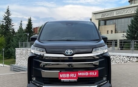 Toyota Noah, 2022 год, 3 750 000 рублей, 2 фотография