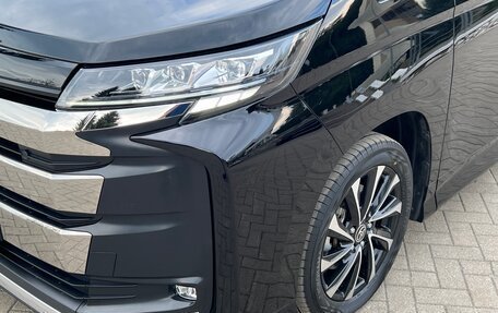 Toyota Noah, 2022 год, 3 750 000 рублей, 16 фотография