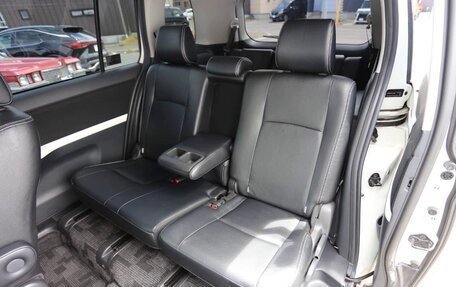 Toyota ISis I, 2016 год, 962 000 рублей, 34 фотография